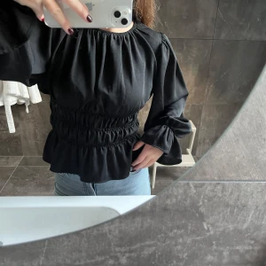 Svart blus - Rensar garderoben🌺