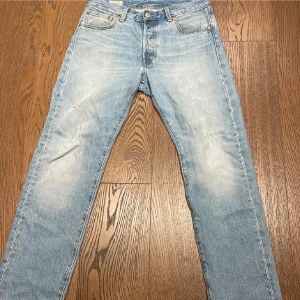 Levi's 501 ljusblå jeans - Säljer ett par klassiska Levi's 501 jeans i ljusblå denim. De har en straight passform och är i väldigt bra skick! Ny pris är 1099kr. Hör av vid fler frågor