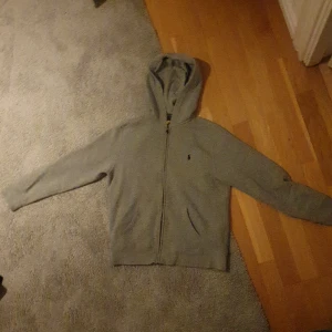 Ralph lauren zip - Säljer min ralph lauren taffel zip då den var för liten, skick 10/10 då den typ bara har använts 2 gånger.