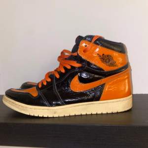 Säljer ett par Nike Air Jordan 1 i svart och orange. Inga inne sulor och har små märken på sig. Har inte låda eller extra sko snören. Betala med Swish! Kan mötas upp i Göteborg. Kom dm för mer bilder och Legit check