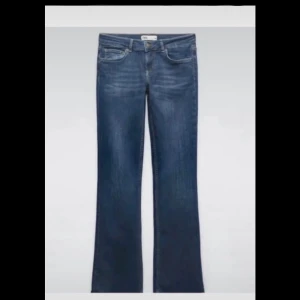 Blå bootcut jeans - Säljer ett par snygga blå bootcut jeans i bra skick. Säljs ej längre!!!