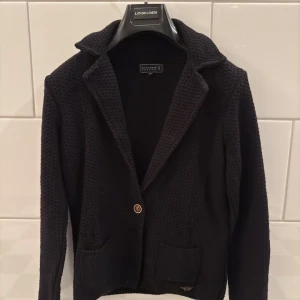 Svart stickad cardigan - Säljer denna sjukt snygga stickade cardiganen, Storlek M men sitter som S- XS. Hör av er om ni har några funderingar 😊