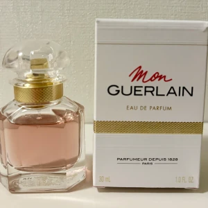 Mon Guerlain Eau de Parfum by Guerlain 30 ml - En vacker, varm, djup, sensuell, subtilt blommig och luftig vaniljparfym från Guerlain. 30 ml, slitage syns på bild. Givetvis förvarad mörkt och svalt. Kommer i originalförpackningen. 