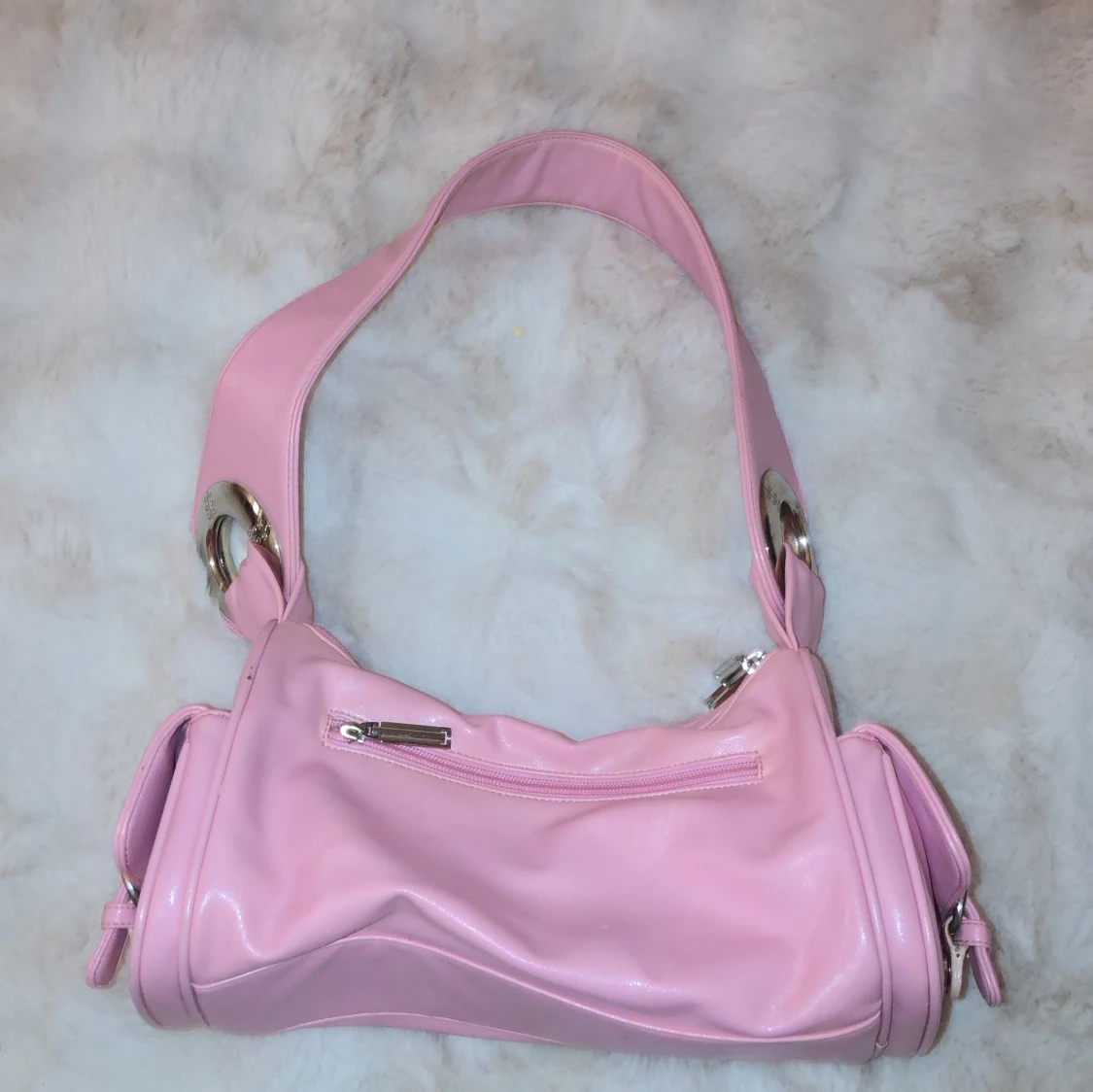 Rosa axelväska med silverdetaljer - 90