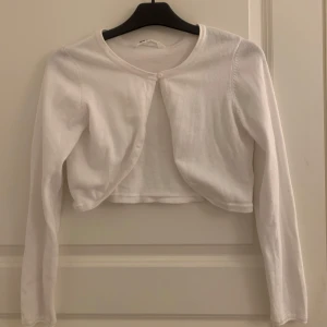 Vit bolerokofta från H&M - Säljer en fin vit bolerokofta i storlek 158/164💕 den är använd väldigt få gånger och är i mycket bra skick! skriv gärna om du har några frågor!☺️