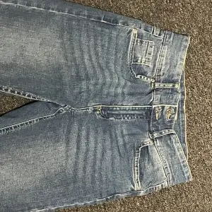 Säljer ett par snygga blå bootcut jeans i bra skick. De har en klassisk femficksdesign och en bekväm passform. Perfekta för både vardag och fest! Inte använda! Hör av er vid intresse/frågor! St XS