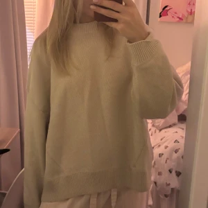 Beige stickad i ullblandning - Såå snygg tröja från hm i ullblandning! Assnygg passform och perfekt varm inför vintern🥰