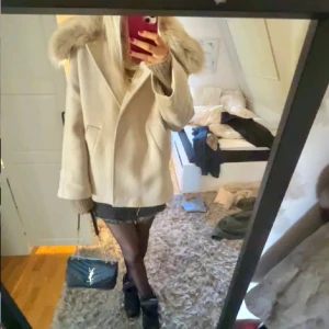 Beige kappa med pälskrage - Säljer en superfin beige kappa med en lyxig pälskrage. Perfekt för höst och vinter!💕Inga defekter alls!