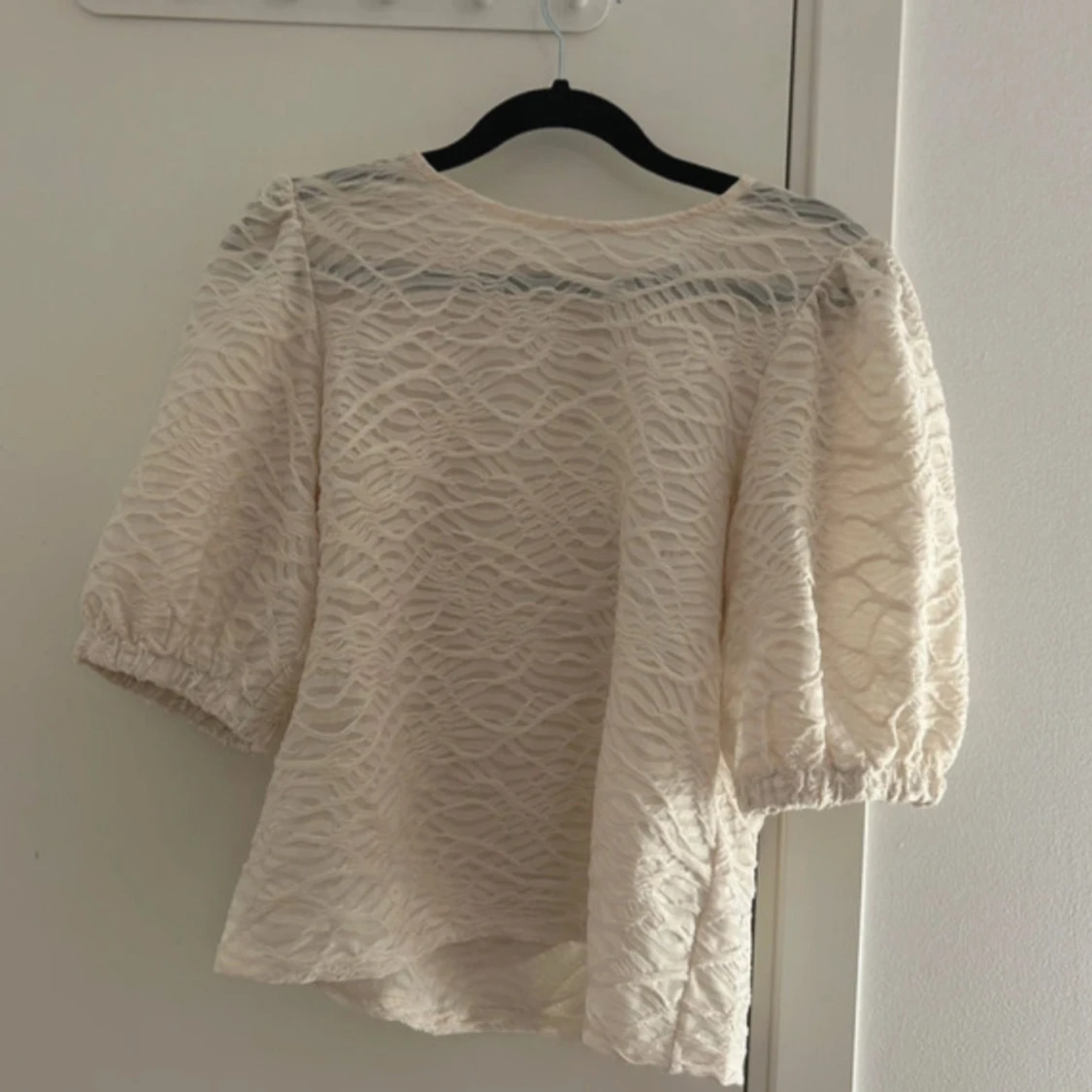 Vit blus med spetsdetaljer