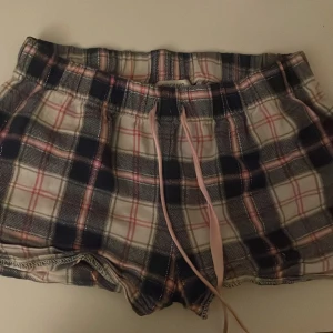 Pyjamas shorts - Säljer dessa då dem inte längre kommer till användning längre sitter superbra på mig som i vanliga fall har xs/s🥰🥰