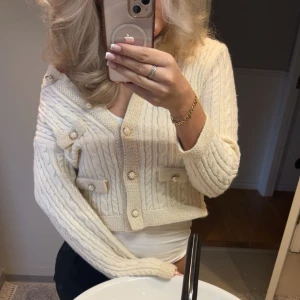 Beige stickad kofta - Säljer denna superfina beigea stickade koftan med knappar framtill💓storlek xs passar även s