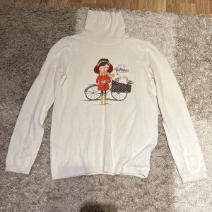 Vit polotröja med höstmotiv från LC Waikiki - Säljer en superfin vit polotröja från LC Waikiki med ett gulligt höstmotiv på framsidan. Perfekt för kyliga dagar med sin långa ärmar och mysiga polokrage. Tröjan har en söt illustration av en tjej med texten 'Hello Autumn'.