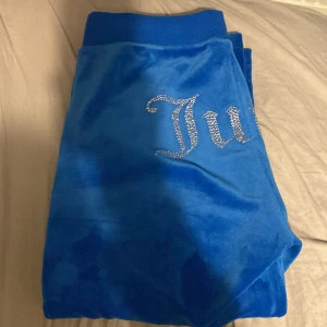 Juicy byxor - Blå juicy byxor, knappt använda i nyskick.