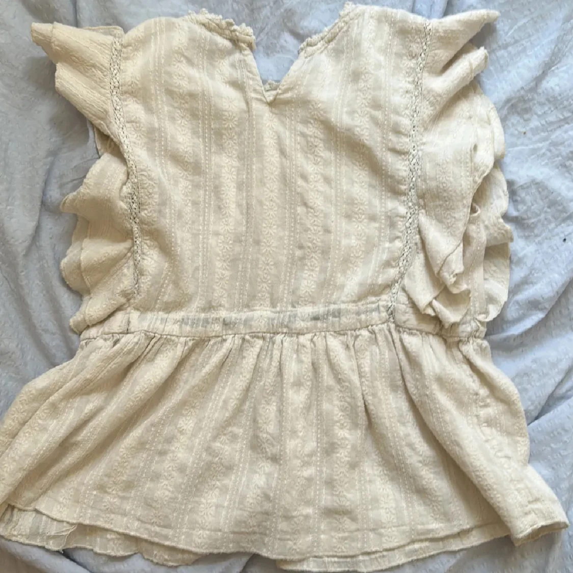 Beige blus med volanger från Anthropologie - 91