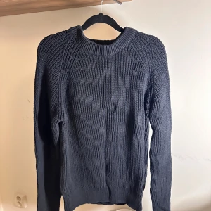 Mörkblå stickad tröja - Säljer en snygg och enkel mörkblå stickad tröja. Perfekt för kyliga dagar med sin mysiga och varma känsla. Ett måste i garderoben! 💙
