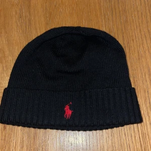 Ralph Lauren mössa  - Säljer Ralph lauren mössa svart 9/10 skick nästan aldrig använd pris går att diskuteras 