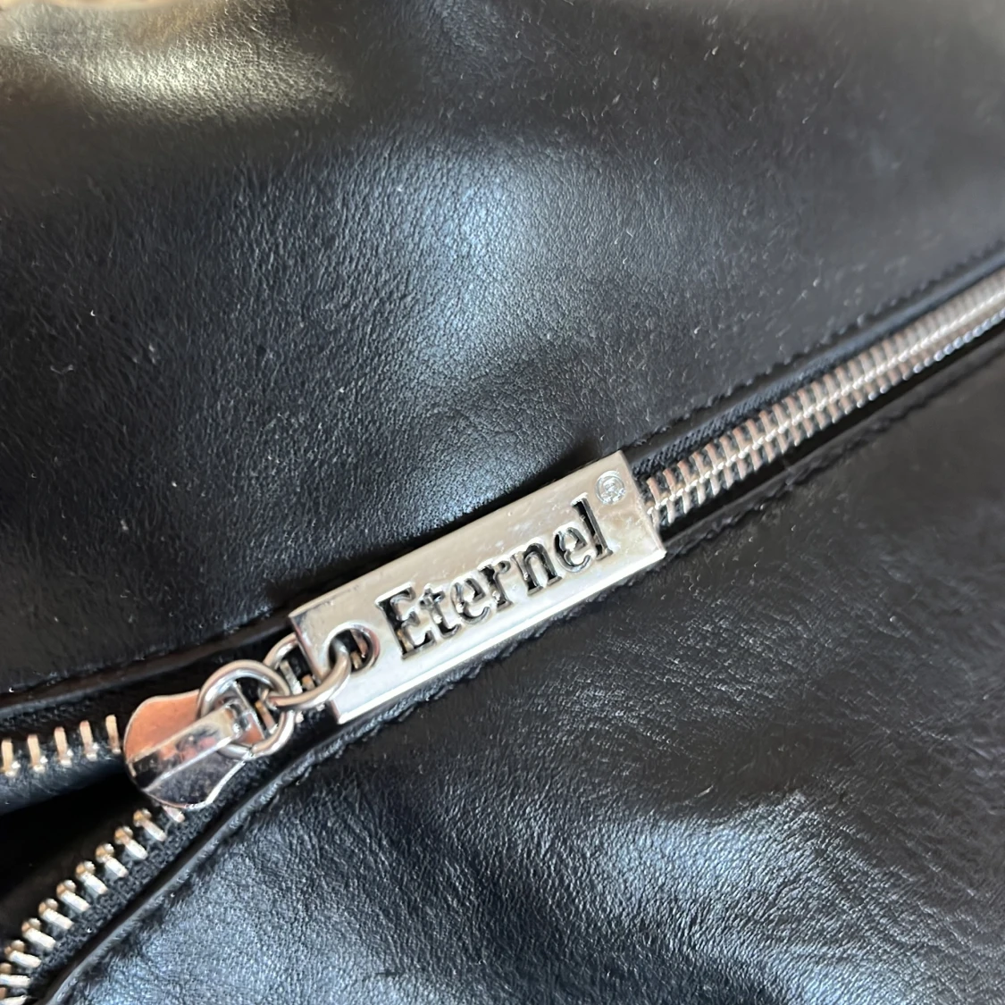 Svart väska med dödskallemotiv - 91