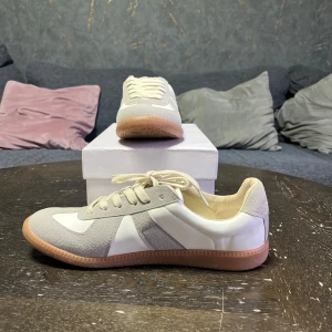 Maison Margiela - Tjo ☺️ ett par helt nya maison margiela använda en gång färgen vit 🤍 storlek 42-43 dm för mer info OBS kommer med extra laces och box