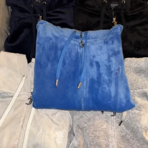 5 Velour zip up hoodies från Juicy Couture (äkta) - Säljer fem supermjuka och lyxiga velour hoodie från Juicy Couture. De har en dragkedja framtill och justerbara snören i huvan. Perfekt för en avslappnad och stilren look. Passar både till vardags och mysiga hemmakvällar. 🩵 Skriv för mer info. 