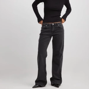 NA- KD lågmidjade Svarta jeans 34 - Säljer dessa slutsålda NA-KD svarta jeans i rak modell med låg midja i storlek 34. De är helt nya, endast testade☺️nytt pris 600