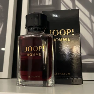 Joop! Homme Le Parfum 50ml - Säljer denna som börjat få upp sin hype igen på tiktok, med en longevity på 12h! Elegant och maskulin parfym från Joop med likheter från Stronger With You från Armani! Kommer i sin originalförpackning. Perfekt present/julklapp. Endast provsprayad en gång🌟