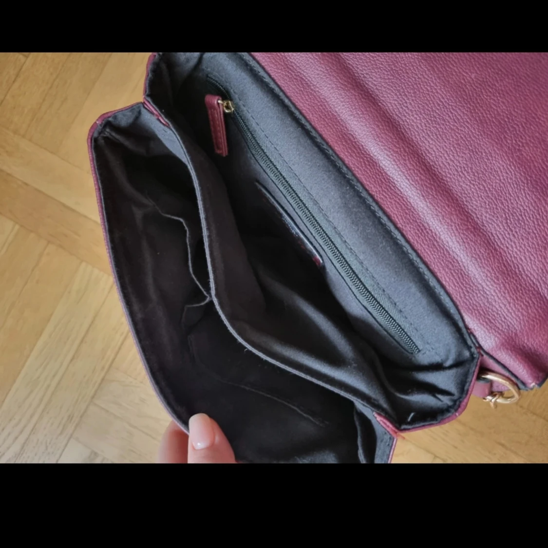 Vinröd axelväska med mockadetaljer - 92