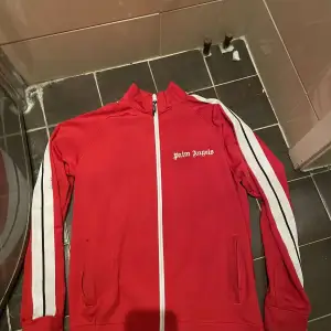 Säljer min helt nya Palm angels tracksuit, för liten för mig, jätte bra skicka, storlek S/M, köpt ungefär 3 mån sen 