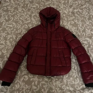pufferjacka från Superdry - Säljer min jacka då den inte kommer till användning längre… Den är i mycket bra skick inga defekter alls. Passar perfekt för höst och vinter!😊 Den är i storlek 38 men skulle mer säga att den är som 36. Pris går att diskuteras😊