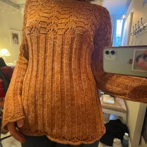 Orange stickad tröja från Joy - Säljer en snygg orange stickad tröja från Joy. Den har ett fint mönster upptill och är ribbad nedtill💖