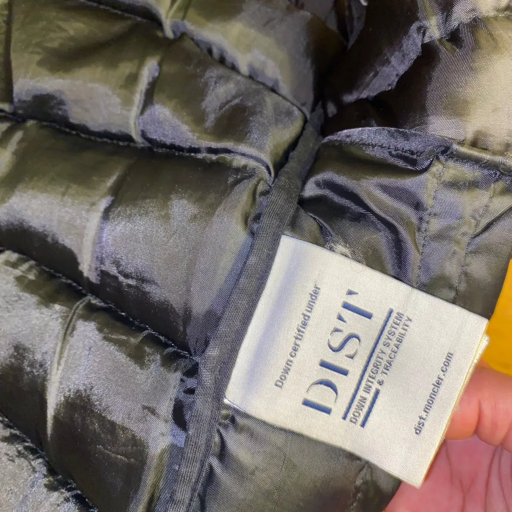 Snygg svart dunväst från Moncler med dragkedja och hög krage. Perfekt för kyligare dagar och ger en stilren look. Moncler-logga på bröstet och diskreta fickor med dragkedja.. Takit.