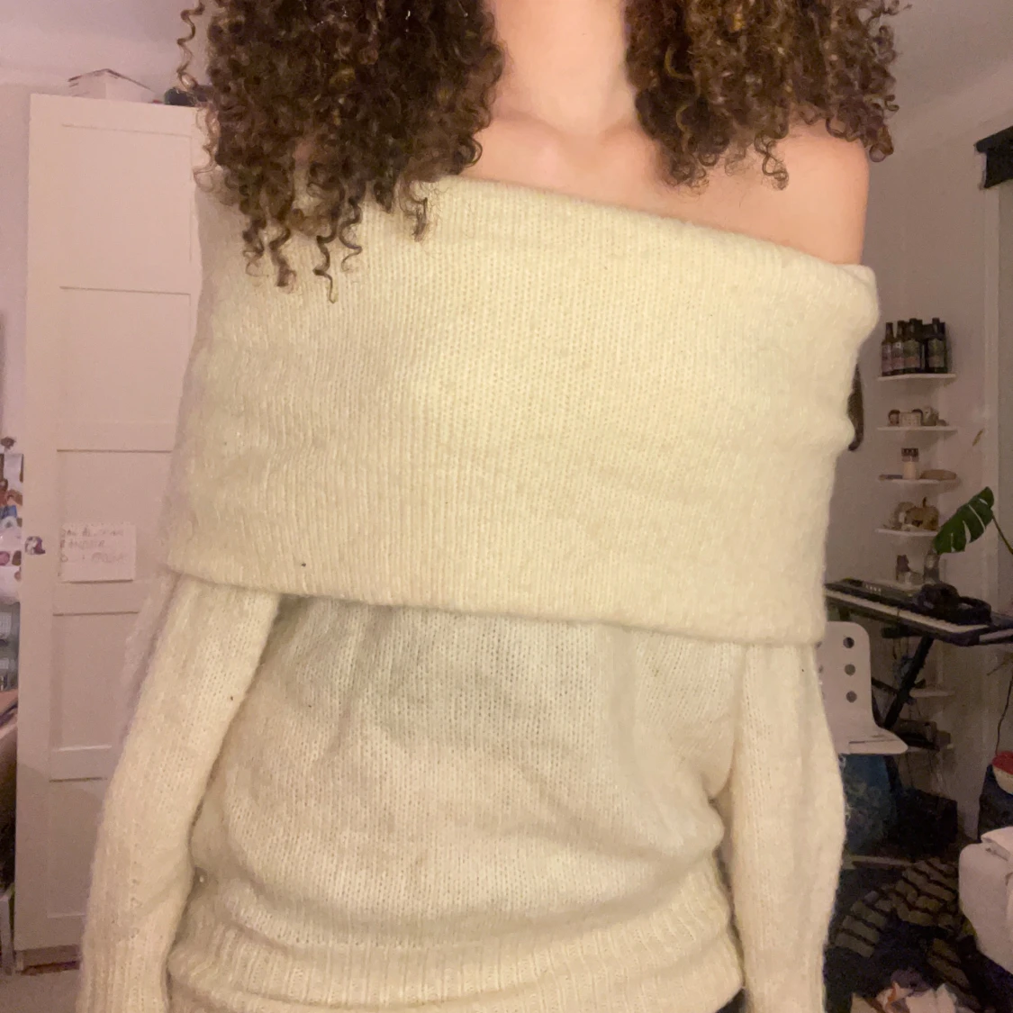 Beige offshoulder tröja