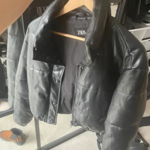 Pufferjacka  - Varm vinterjacka i skinn imitation, säljer då den inte kommer till användning! Mycket bra skick!