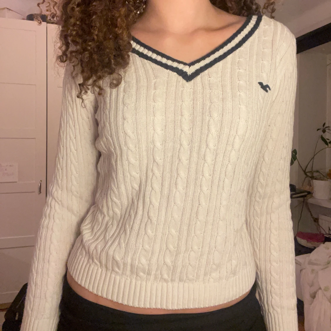 Vit stickad tröja Hollister med V-ringning