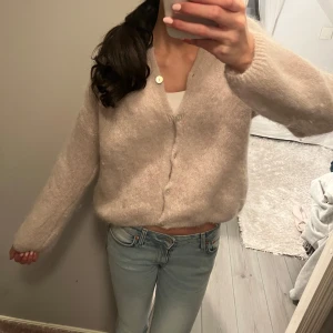 Design by si kofta - Supersnygg kofta i mohair från design by si som passar mig med S 💕💕 använd fåtal gånger, nypris är 757kr💕