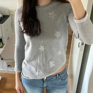 grå tröja med stjärnor  - grå tröja med gulliga små stjärnor som mönster,, har en bekväm passform,, vet tyvärr inte märket 🥲