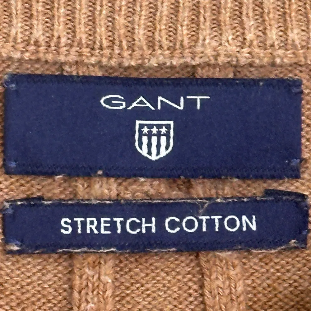 Säljer en snygg brun beige (ljusbrun) tröja från GANT i stretchig bomull. Storlek XS🤎 köptes för 1000kr säljer för 500kr, pris kan diskuteras men inga skam bud tack! . Neuletakit & Villapaidat.