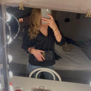 Svart blus med trekvartsärm  - Snygg svart blus från Selected Femme med diskret leopardmönster, fint skick💕