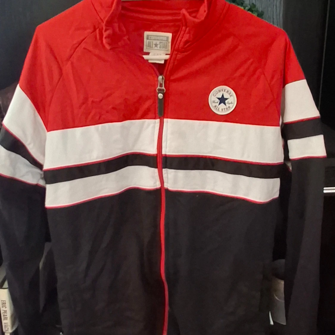 156-170 cm 13-15 år Röd och svart jacka, Converse