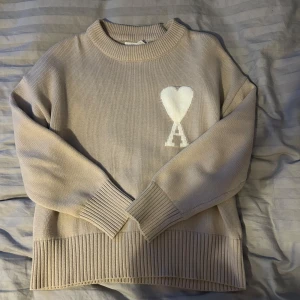 Ami Paris Sweatshirt  - Ami Paris knitted sweatshirt i storlek S. Kom gärna med prisförslag!