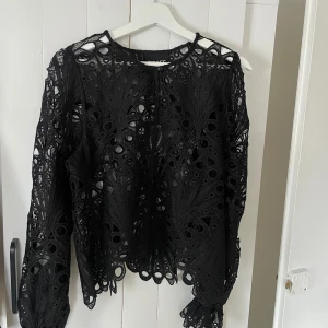 Svart spetsblus från Pieces - Säljer en elegant svart spetsblus från Pieces med ett detaljerat mönster. Den är endast provad men aldrig kommit till användning men passar perfekt till en utekväll eller middag med tjejerna!🖤 