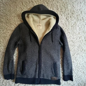 Fodrad cardigan  - Säljer en fodrad cardigan ifrån Hollister, hör av dig vid frågor!