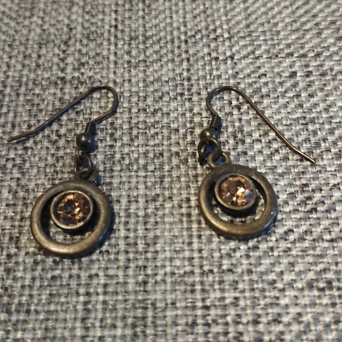 Runda örhängen med stenar - 2