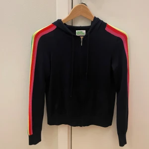 From future zip-hoodie - Säljer denna jätte fina mörkblåa zip hoodien med färgglada sträck på ärmen i 100% cashmere från from future (Sweater Hoodie Stripes Multico Sleeve Light). Den är i jätte bra skick i storlek xs. Kan mötas upp eller posta💖