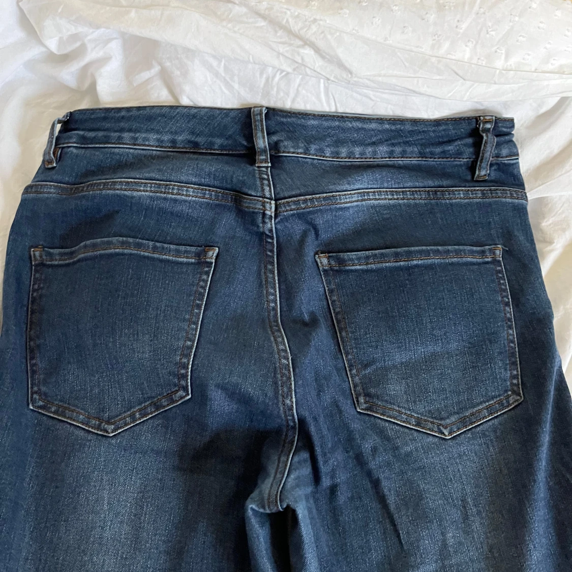 Blå bootcut jeans med medel midja från Kappahl  - 1
