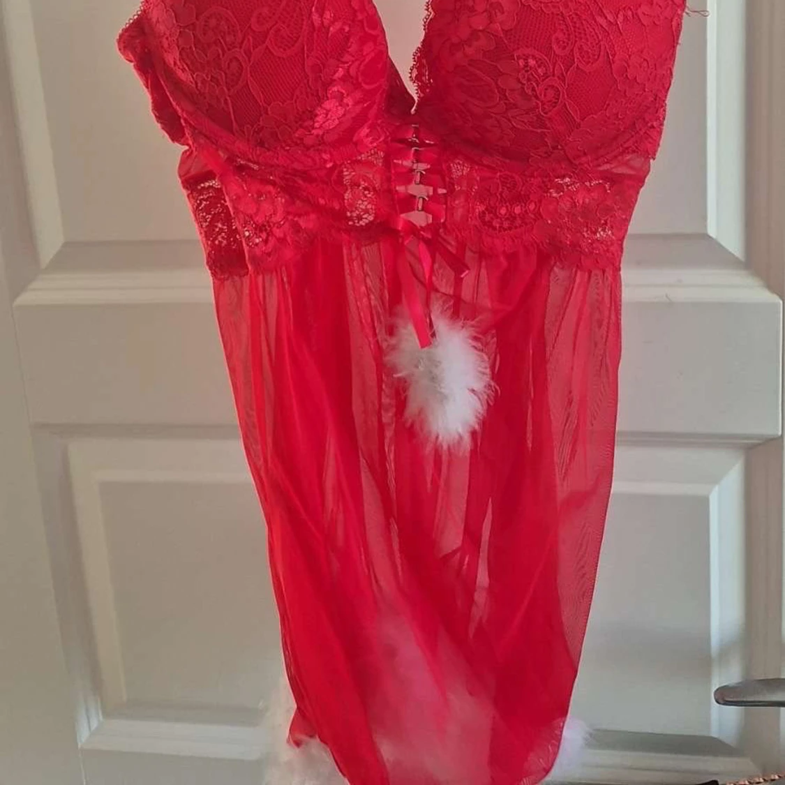 Röd spetsklänning med fjäderdetalj - 1