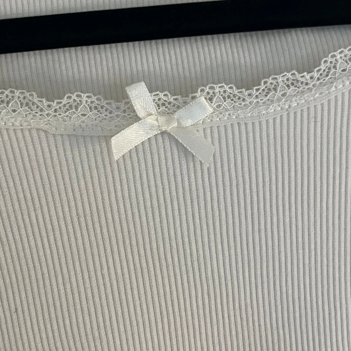 Vit ribbad topp med spetsdetalj - 2