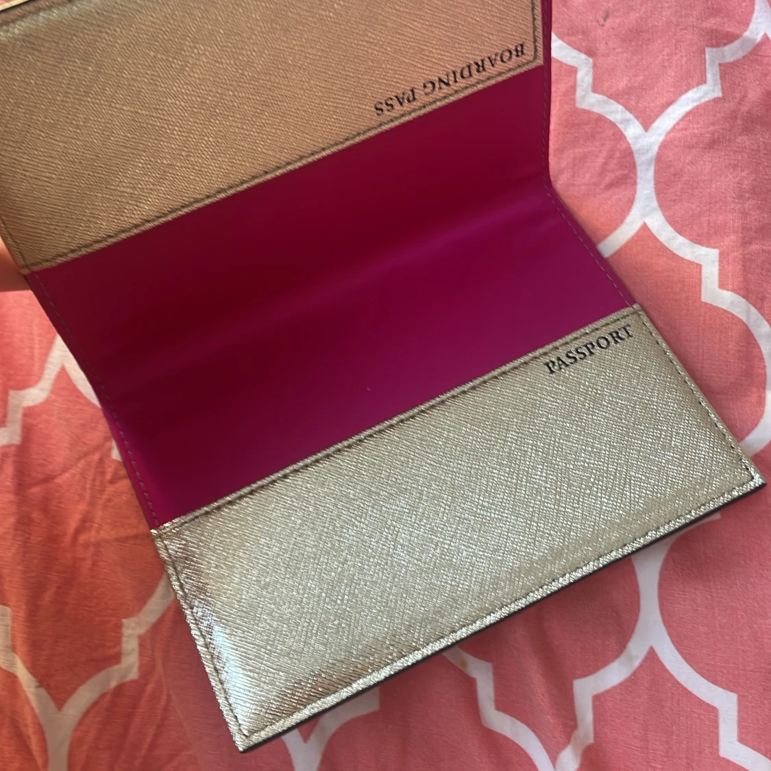 Guld passfodral från Victoria's Secret - 3