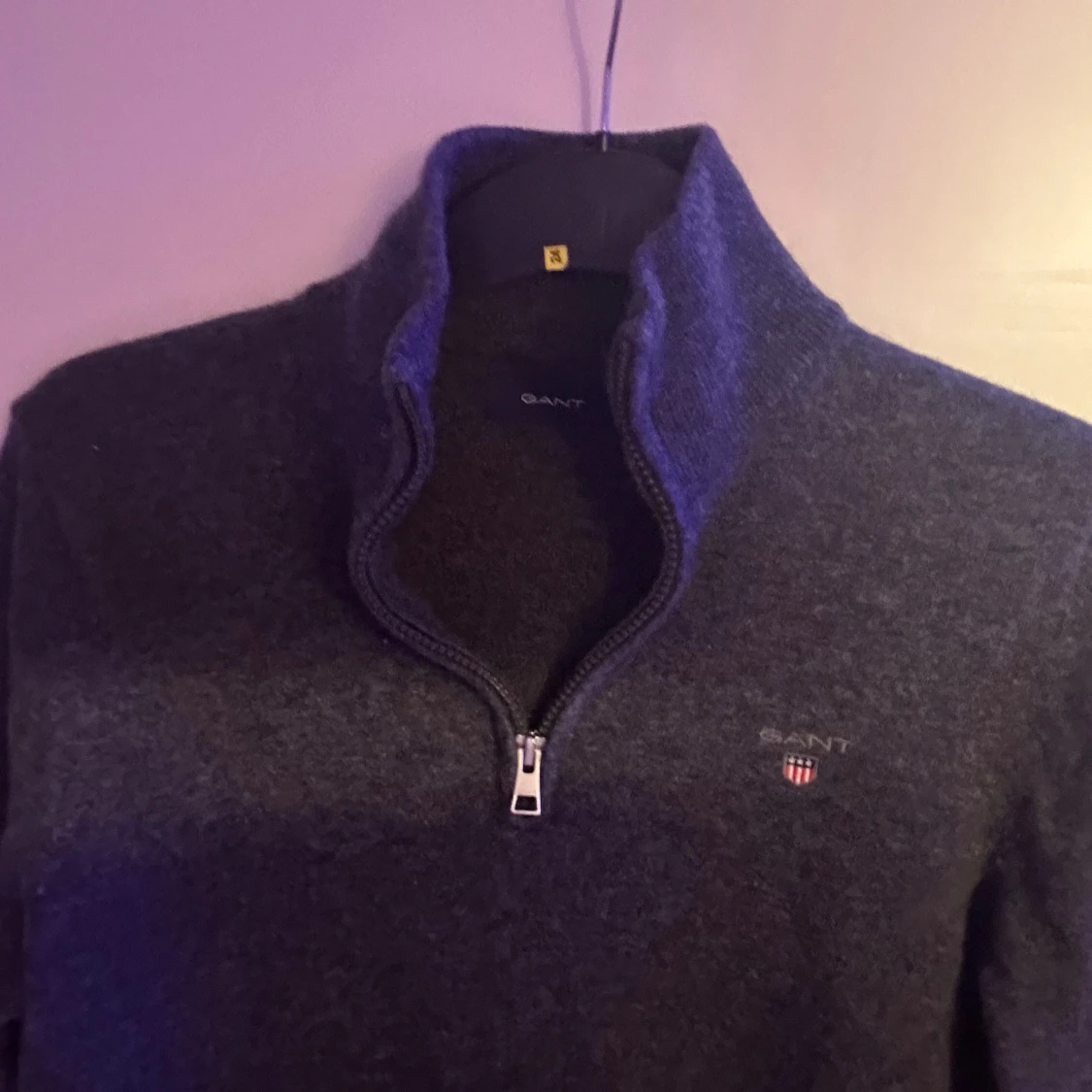 Mörkgrå tröja med dragkedja från GANT - 2