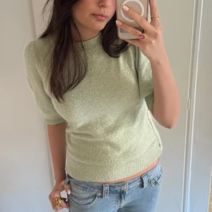 Ljusgrön tröja från Vero Moda - Säljer en ljusgrön tröja från Vero Moda. Jag har sytt in tröja då det har blivit ett litet hål som lätt går att sy ihop. Tröjan är i storlek S efter att ha sytt💕
