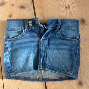 Jeanskjol från h&m💗 - Snygg blå jeanskjol från h&m i bra skick storlek 32💓